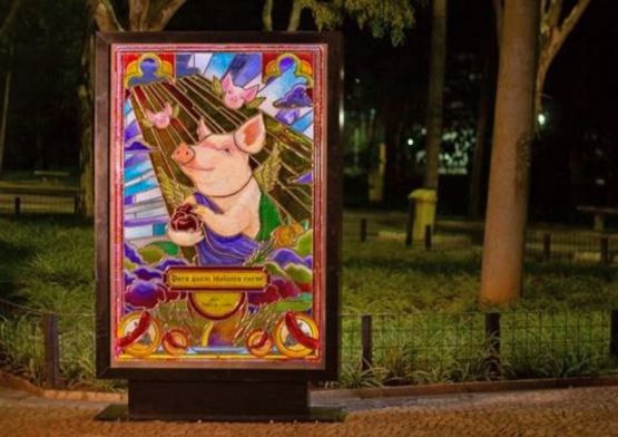  Pobre Juan transforma mobiliários urbanos em vitrais