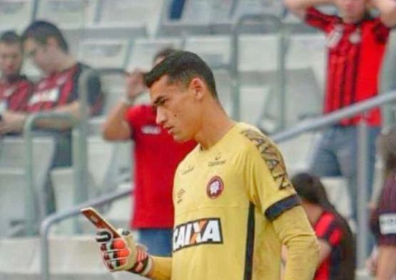 Goleiro do Atlético Paranaense usa o celular em campo em campanha de conscientização