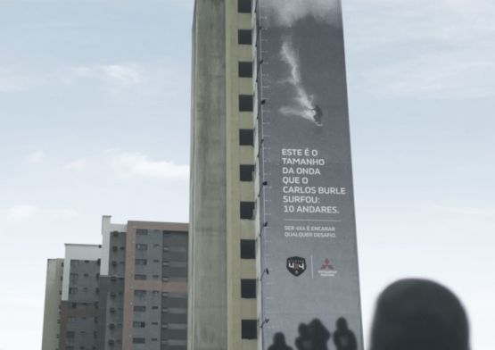 Mitsubishi Motors reproduz maior onda surfada pelo pernambucano Carlos Burle