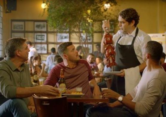 Em nova campanha, cerveja Crystal promove encontro com goleiros 